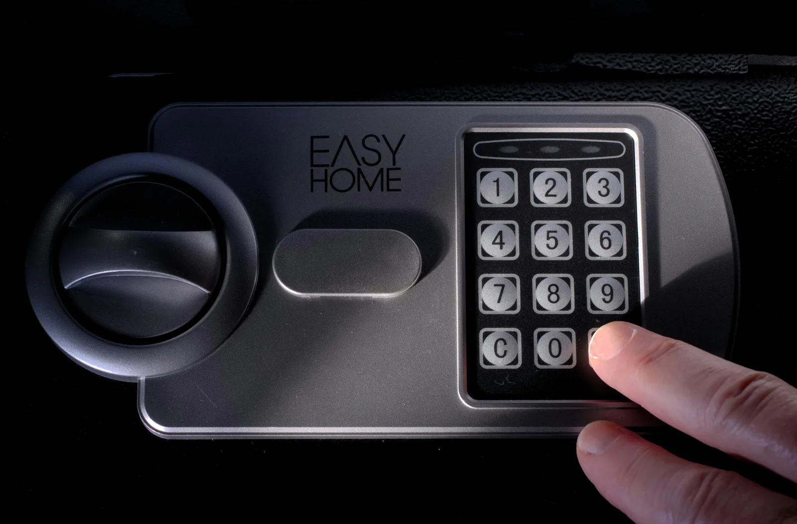 Metal safe with lock